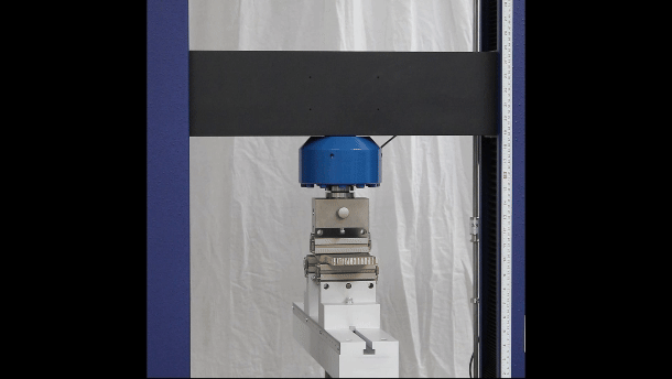 eXpert 2654 performing a bend test on a piece of composite material (sped up to show displacement)